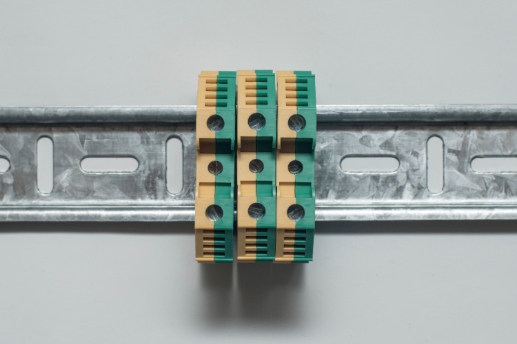 Bornes de conexión a tierra con pie metálico y contactos a tornillos Modelo CPE 10 (Imagen 2)