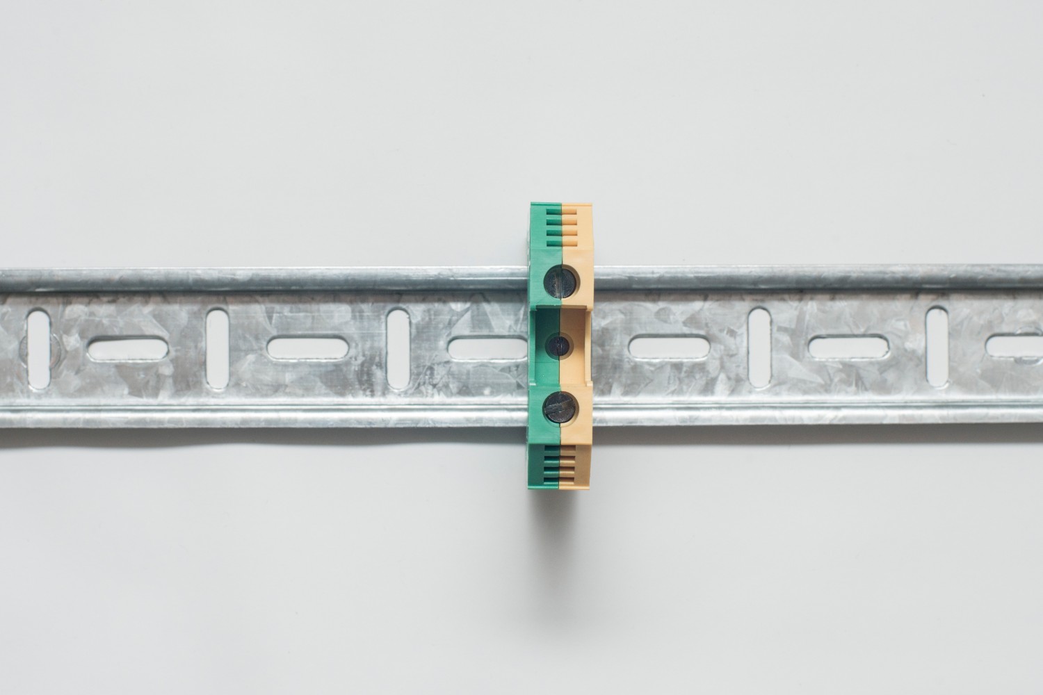 Bornes de conexión a tierra con pie metálico y contactos a tornillos Modelo CPE 16 (Imagen 2)