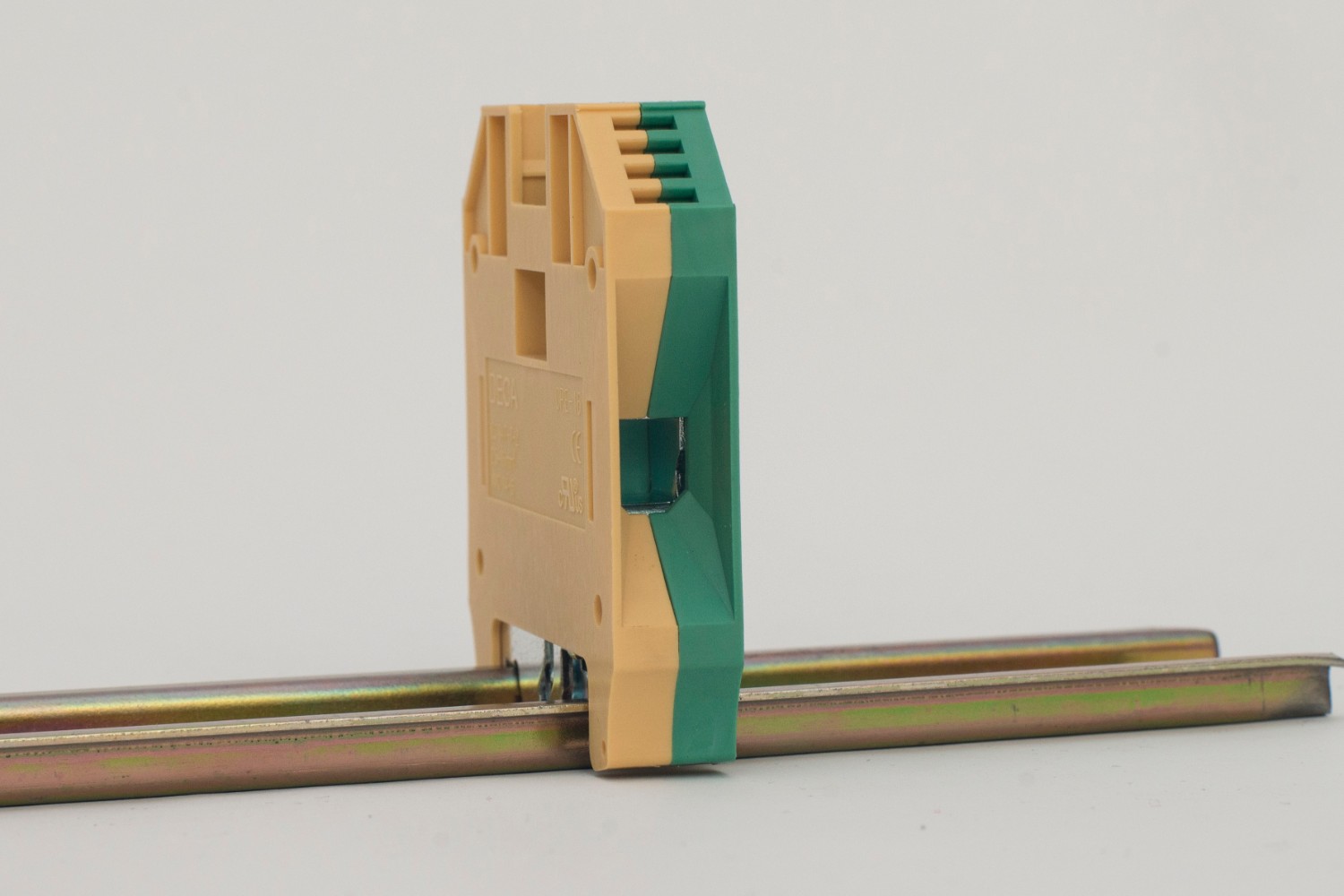 Bornes de conexión a tierra con pie metálico y contactos a tornillos Modelo CPE 16 (Imagen 5)