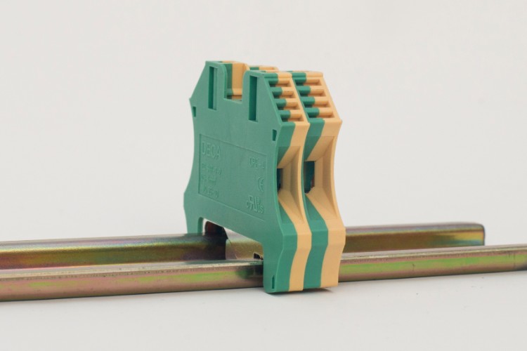 Bornes de conexión a tierra con pie metálico y contactos a tornillos Modelo CPE 4 (Imagen 0)