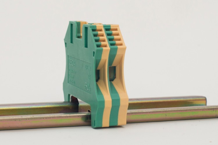 Bornes de conexión a tierra con pie metálico y contactos a tornillos Modelo CPE 4 (Imagen 1)