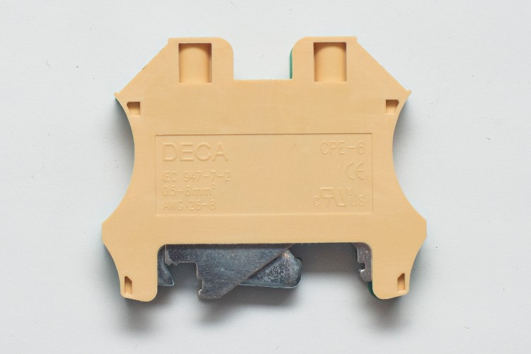 Bornes de conexión a tierra con pie metálico y contactos a tornillos Modelo CPE 6 (Imagen 1)