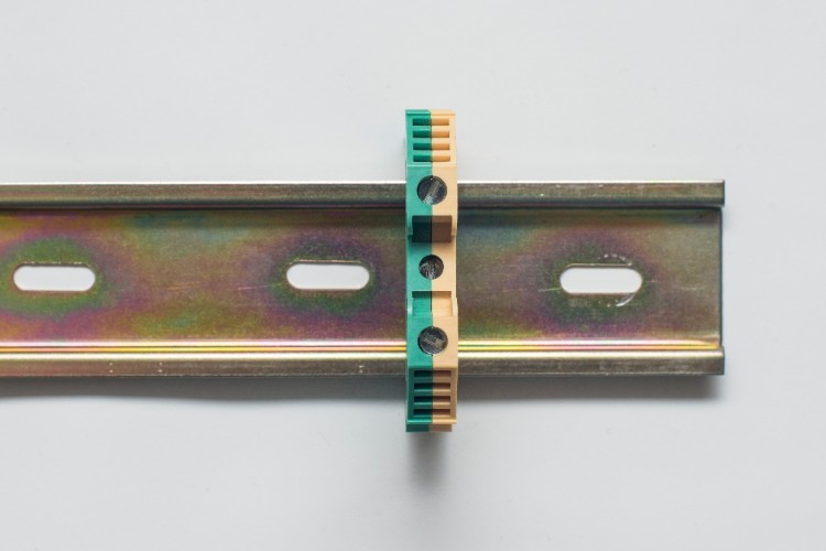 Bornes de conexión a tierra con pie metálico y contactos a tornillos Modelo CPE 6 (Imagen 2)