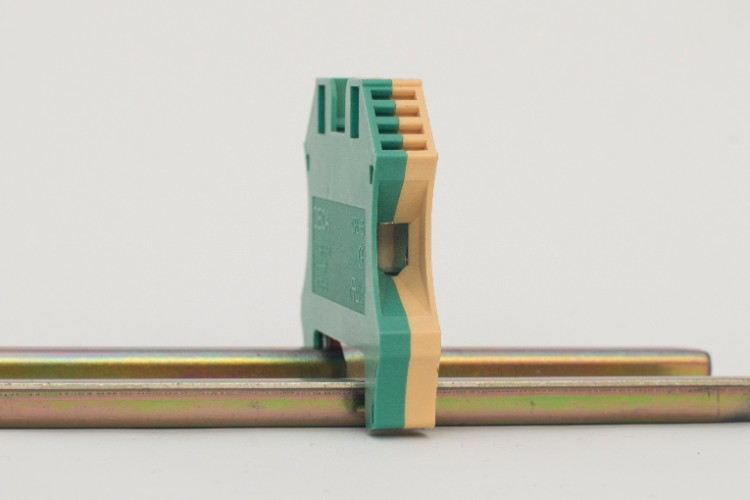 Bornes de conexión a tierra con pie metálico y contactos a tornillos Modelo CPE 6 (Imagen 3)