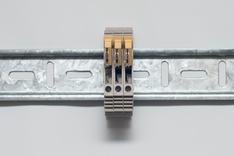 Borne de conexión seccionable a cuchilla con contactos a tornillos Modelo CTR 4 (Imagen 2)